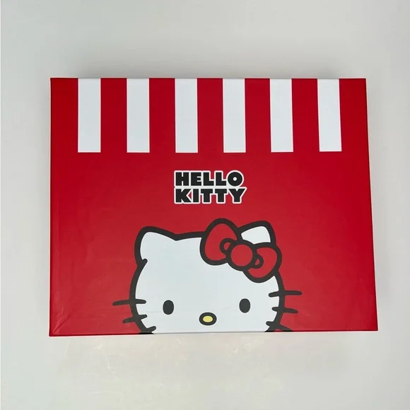 Hello Kitty 3 pieces gift set crossbody bags with 2 bag charms with Original Box - Picture 3 of 8